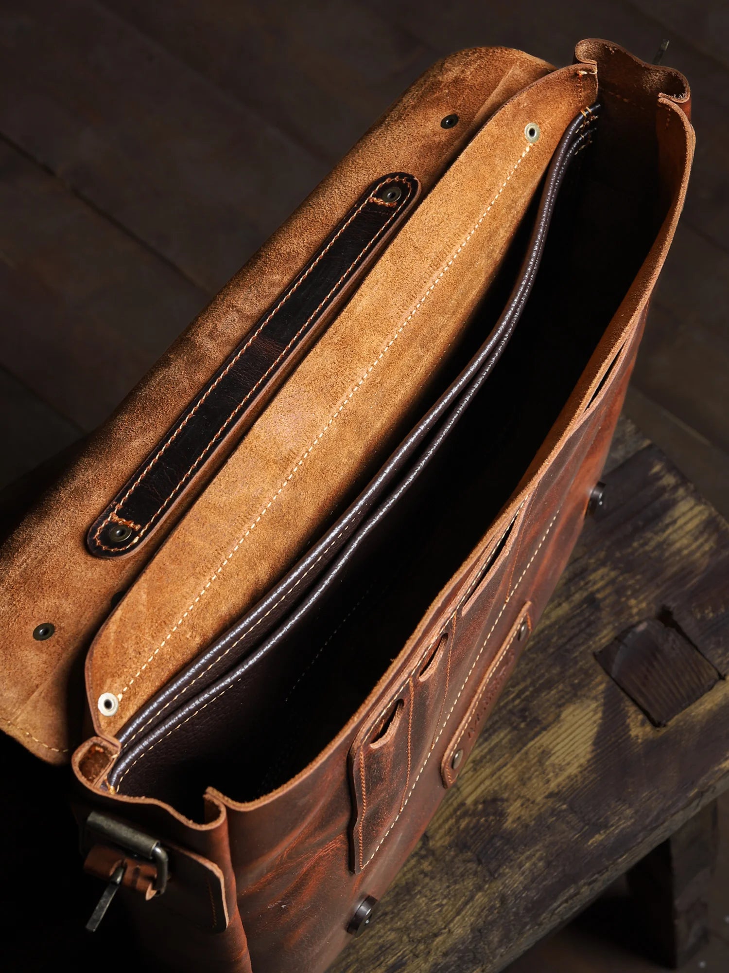 Pergamon Deri Postacı Çantası